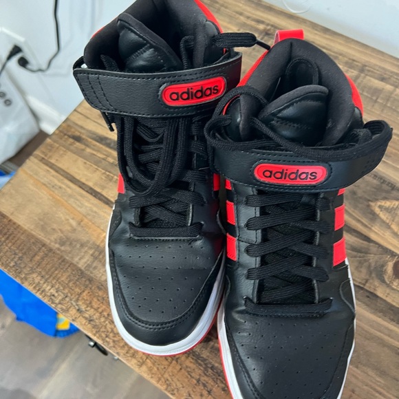 Boys Adidas high top sneakers size 4 1/2 EXCELLENT CONDITION! - Picture 3 of 4